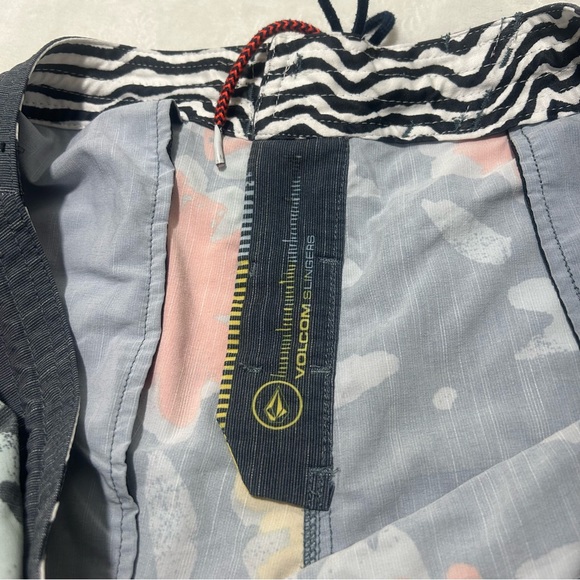 VOLCOM Stoneys Board Shorts Gray Floral Pockets Sz 34 - Picture 11 of 14